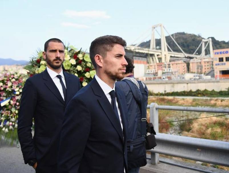 Gli azzurri in visita al Ponte Morandi: Jorginho, alle spalle Bonucci. Getty 